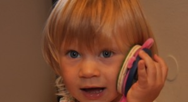 Zweijähriges Mädchen beim Als-ob-Spiel (Quelle: Foto aus einer entwicklungspsychologischen Studie der Universität Heidelberg)