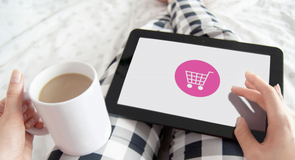 Durch die Vorauswahl umweltfreundlicher Produkte können VerbraucherInnen beim Onlineshopping zum Biosortiment gestupst werden. Quelle: justynafaliszek via Pixabay (https://pixabay.com/de/photos/shopping-einkaufen-online-4000414/, Lizenz:https://pixabay.com/de/service/license/).