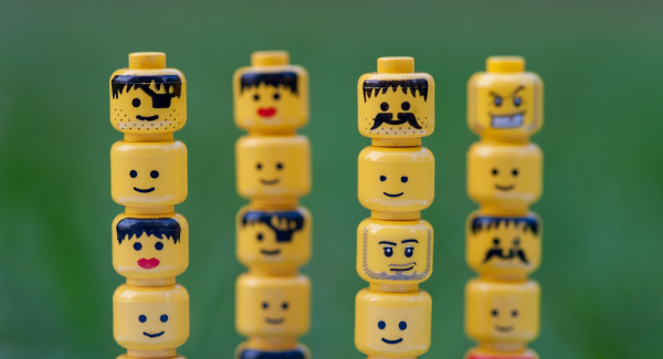 Unterschiedliche Wahrnehmung. Quelle: arembowski via Pixabay (https://pixabay.com/de/photos/lego-zahlen-k%C3%B6pfe-spielzeug-4375879/, Lizenz:https://pixabay.com/de/service/license/).