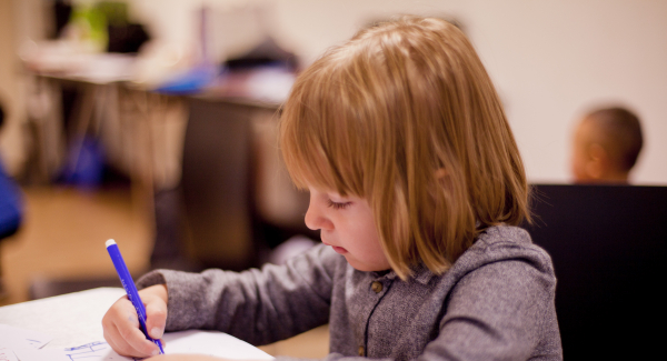 Bei Schüler(inne)n werden im Zusammenhang mit dem sozioökonomischen Status ihrer Familien unterschiedliche Stereotype aktiviert. Quelle :casyani via Pixabay (https://pixabay.com/de/photos/schreiben-schule-lernen-die-schule-4559278/, Lizenz:https://pixabay.com/de/service/license/).