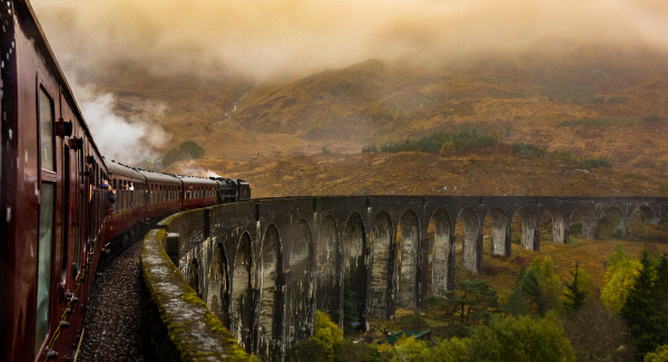 Bücher ermöglichen uns in fremde Welten einzutauchen und uns z. B. auf den Weg nach Hogwarts zu machen. Foto: B K via unsplash (https://unsplash.com/photos/HAl6CKxM3xU, Lizenz: https://unsplash.com/license).