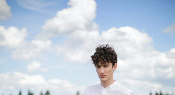 Können Andere uns dabei helfen, uns selbst klarer zu sehen? Foto: cottonbro via pexels (https://www.pexels.com/de-de/foto/natur-blumen-reflektierung-bluhen-4887387/, LIzenz:https://www.pexels.com/de-de/lizenz/).