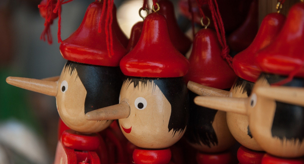 Denken wir positiv von uns, wenn wir andere belügen? (Bild: jackmac34 via pixabay (https://pixabay.com/de/photos/italien-pinocchio-marionette-conte-2347390/, Pixabay License: https://pixabay.com/de/service/license/)).