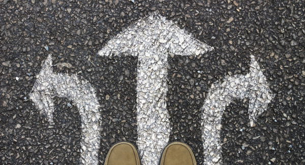 Was ist richtig, was ist falsch, und wer weiß Rat bei moralischen Entscheidungen? Foto: geralt via pixabay (https://pixabay.com/de/photos/weg-f%C3%BC%C3%9Fe-schuhe-stra%C3%9Fenbelag-4610699/, Lizenz: https://pixabay.com/de/service/license/).