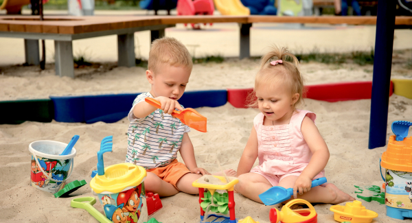 Durch gemeinsames Spielen lernen Kinder mentale Zustände anderer zu verstehen.