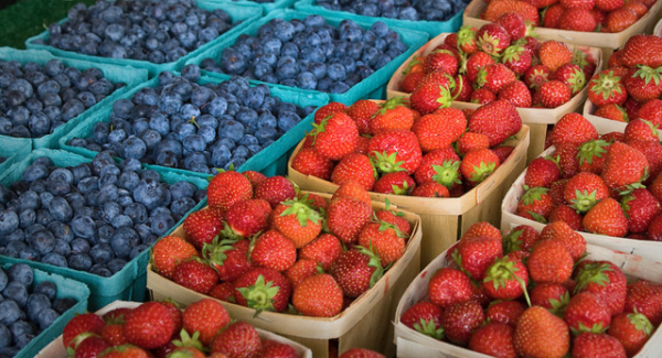 Supermarktbeispiel. Foto: Muffet via wikimedia (https://commons.wikimedia.org/wiki/File:Blueberries_and_strawberries.jpg, Lizenz: https://creativecommons.org/licenses/by/2.0/legalcode).