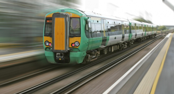 Wir können leicht berechnen wie schnell ein Zug fährt, doch wie gut sind wir darin verschiedene Geschwindigkeiten wahrzunehmen? Foto: Shutterbug75 via Pixabay (https://pixabay.com/de/photos/verwischen-pendeln-lokomotive-metro-1239439/, Lizenz:https://pixabay.com/de/service/license/).