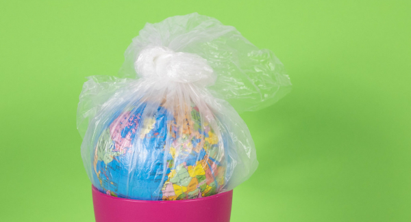 Plastik umhüllt die Welt. Quelle: Marco Verch Professional Photographer and Speaker via flickr (https://www.flickr.com/photos/30478819@N08/43294513040, CC: https://creativecommons.org/licenses/by/2.0/?ref=ccsearch).