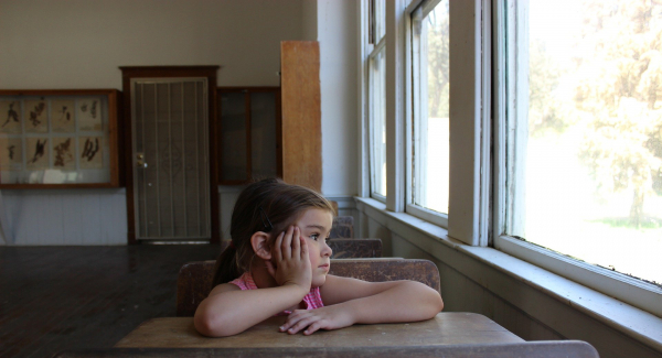 Lehrkräfte sehen das Klassenwiederholen oft als gute Möglichkeit, um leistungsschwache SchülerInnen zu fördern. Quelle: Bild von KokomoCole via Pixaby (https://pixabay.com/photos/child-school-girl-children-830988/)