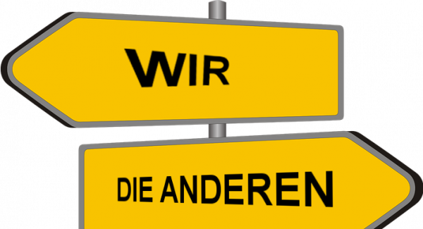Wir und die anderen; Quelle: CC: https://pixabay.com/de/vectors/wegweiser-wegzeiger-schild-hinweis-230724/