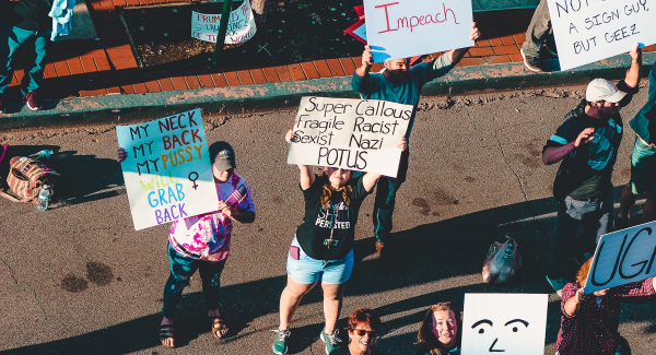 Quelle: Rosemary Ketchum via Pexels (https://www.pexels.com/photo/people-on-street-protesting-about-racism-1464229/), License: (https://www.pexels.com/photo-license/).