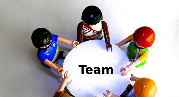 Geflüchtete als neue Kolleg/innen.  Urheber: 422737 via Pixabay (https://pixabay.com/de/team-tisch-playmobil-runder-tisch-451372/); CCO (https://creativecommons.org/publicdomain/zero/1.0/deed.de)