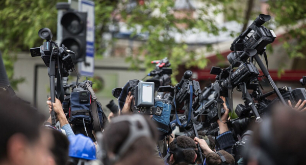 Wird über einen Normbruch öffentlich berichtet, sprechen wir von einem politischen Skandal. Bild: Engin_Akyurt via pixabay (https://pixabay.com/de/drücken-kamera-die-menge-journalist-2333329/, CC: https://creativecommons.org/publicdomain/zero/1.0/deed.de)