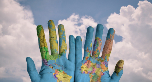 Quelle: stokpic via Pixabay (https://pixabay.com/de/photos/h%C3%A4nde-welt-karte-global-erde-600497/, https://pixabay.com/de/service/license/).