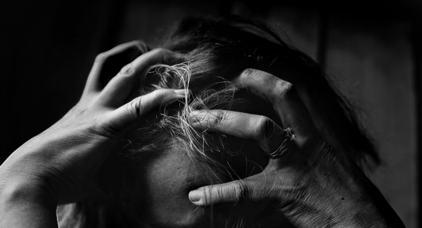 Eine gestresste Person rauft sich die Haare. Bild: Kat Jayne via pexels (https://www.pexels.com/photo/adult-alone-black-and-white-dark-551588/, CC:https://www.pexels.com/photo-license/)
