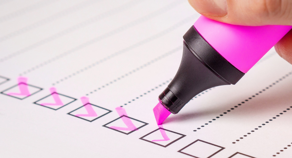 Vorsätze funktionieren gut, weil sie das bewusste Denken entlasten. Bild: TeroVesalainen via pixabay (https://pixabay.com/de/checkliste-überprüfen-liste-marker-2077020/, CC: https://creativecommons.org/publicdomain/zero/1.0/deed.de)