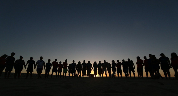 josephredfield via Pixabay. (Foto: https://pixabay.com/de/photos/menschen-freunde-zusammen-gl%c3%bccklich-4050698/, Lizenz:https://pixabay.com/de/service/license/).