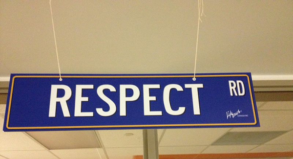 rrafson (https://commons.wikimedia.org/wiki/Category:Respect#/media/File:Respect_rd.jpg), “Sign” (https://creativecommons.org/licenses/by-sa/3.0/) (Abbildung 1 bitte für Übersichtsanzeige verwenden)