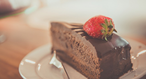 Die Lizenz zum Naschen. Foto: Pexels via Pixabay (https://pixabay.com/de/photos/kuchen-schokolade-schokoladenkuchen-1850011/, Lizenz: https://pixabay.com/de/service/license/).