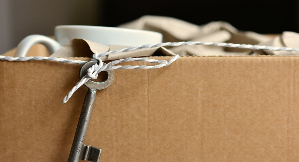 Bild1: Ein Umzug bringt sowohl Möglichkeiten als auch Herausforderungen mit sich und kann Auswirkungen auf unser Wohlbefinden haben. Foto: congerddesign via Pixabay (https://pixabay.com/de/photos/umzug-schlüssel-neue-wohnung-einzug-2481718/, Lizentz: https://pixabay.com/de/service/terms/#license)