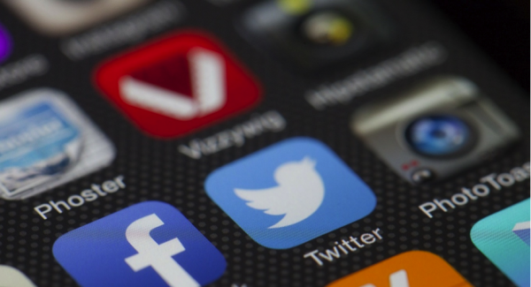 Soziale Netzwerke filtern mittels Algorithmen Informationen für uns. Doch wie tragen wir selbst zu einer solchen Filterblase bei?  Foto von LoboStudioHamburg via pixabay (https://pixabay.com/de/twitter-facebook-miteinander-292988/, Lizenz: https://pixabay.com/de/service/license/).