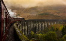 Bücher ermöglichen uns in fremde Welten einzutauchen und uns z. B. auf den Weg nach Hogwarts zu machen. Foto: B K via unsplash (https://unsplash.com/photos/HAl6CKxM3xU, Lizenz: https://unsplash.com/license).