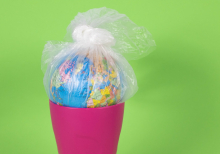 Plastik umhüllt die Welt. Quelle: Marco Verch Professional Photographer and Speaker via flickr (https://www.flickr.com/photos/30478819@N08/43294513040, CC: https://creativecommons.org/licenses/by/2.0/?ref=ccsearch).