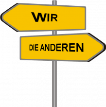 Wir und die anderen; Quelle: CC: https://pixabay.com/de/vectors/wegweiser-wegzeiger-schild-hinweis-230724/