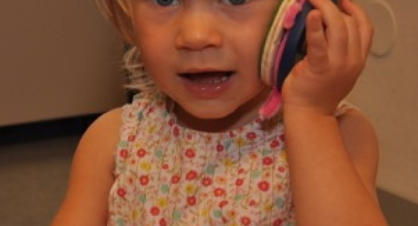 Zweijähriges Mädchen beim Als-ob-Spiel (Quelle: Foto aus einer entwicklungspsychologischen Studie der Universität Heidelberg)