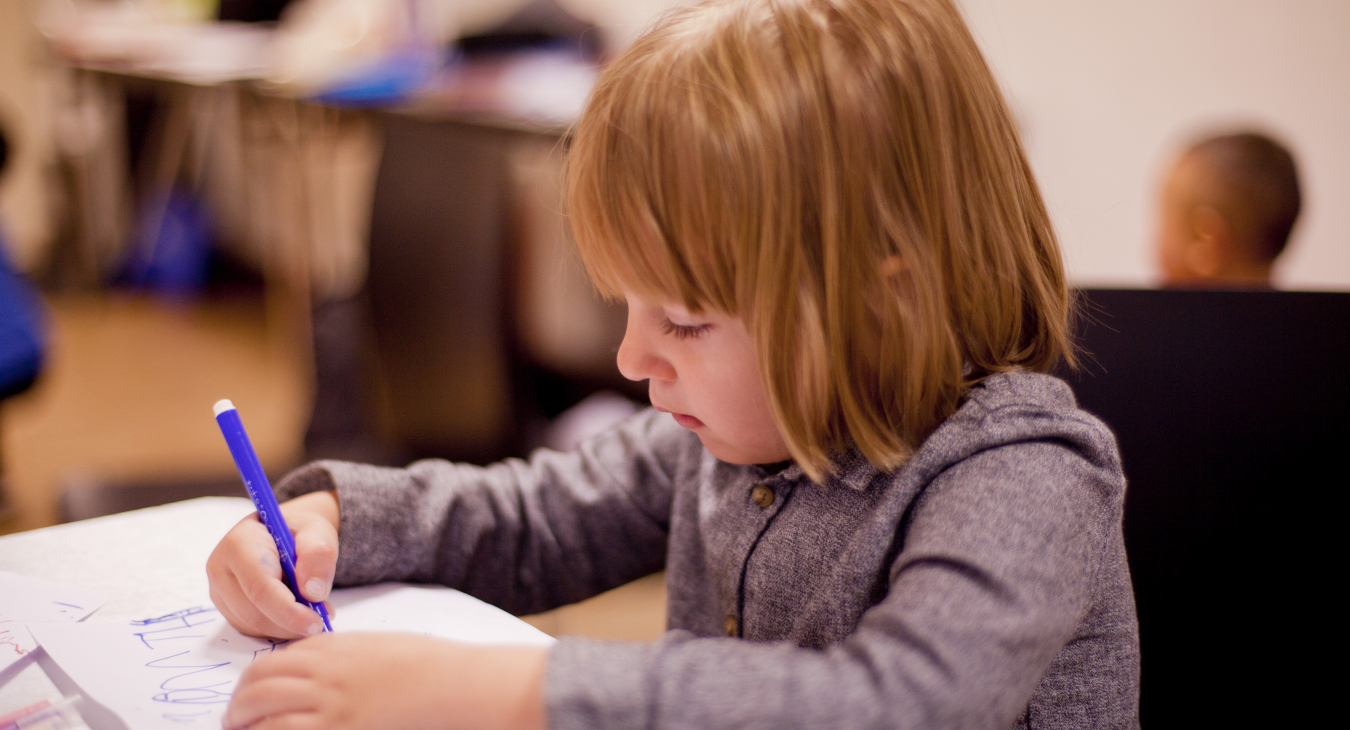 Bei Schüler(inne)n werden im Zusammenhang mit dem sozioökonomischen Status ihrer Familien unterschiedliche Stereotype aktiviert. Quelle :casyani via Pixabay (https://pixabay.com/de/photos/schreiben-schule-lernen-die-schule-4559278/, Lizenz:https://pixabay.com/de/service/license/).