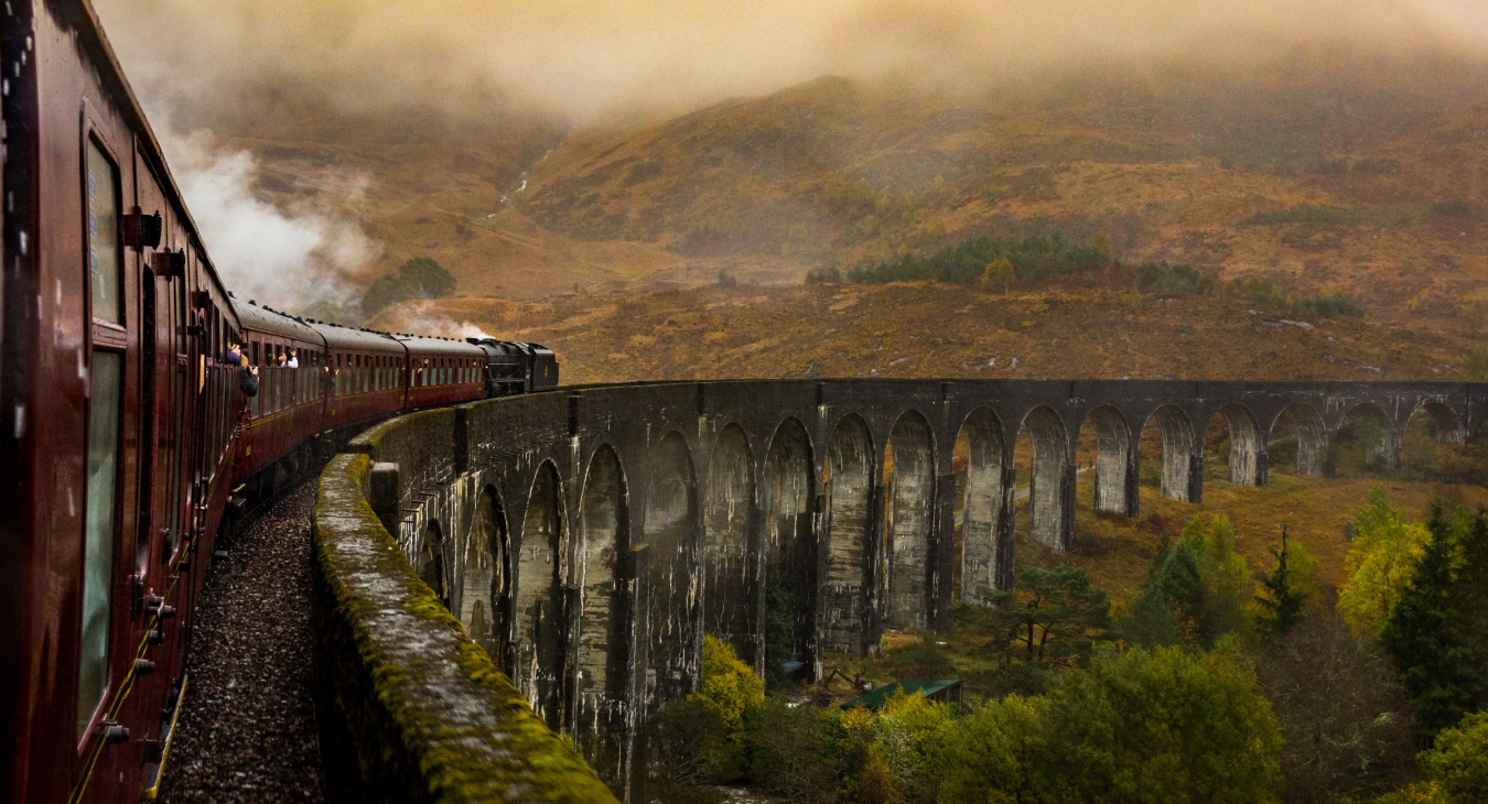 Bücher ermöglichen uns in fremde Welten einzutauchen und uns z. B. auf den Weg nach Hogwarts zu machen. Foto: B K via unsplash (https://unsplash.com/photos/HAl6CKxM3xU, Lizenz: https://unsplash.com/license).