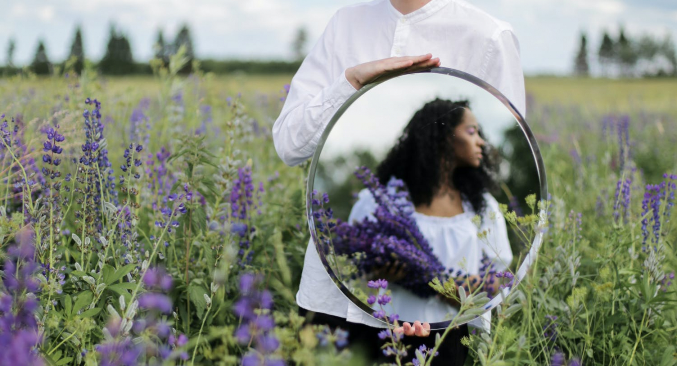 Können Andere uns dabei helfen, uns selbst klarer zu sehen? Foto: cottonbro via pexels (https://www.pexels.com/de-de/foto/natur-blumen-reflektierung-bluhen-4887387/, LIzenz:https://www.pexels.com/de-de/lizenz/).