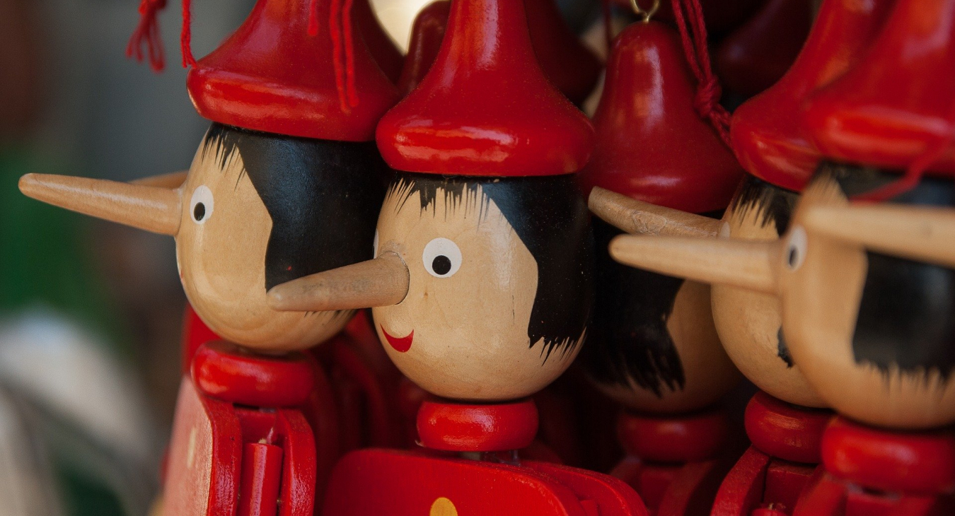 Denken wir positiv von uns, wenn wir andere belügen? (Bild: jackmac34 via pixabay (https://pixabay.com/de/photos/italien-pinocchio-marionette-conte-2347390/, Pixabay License: https://pixabay.com/de/service/license/)).