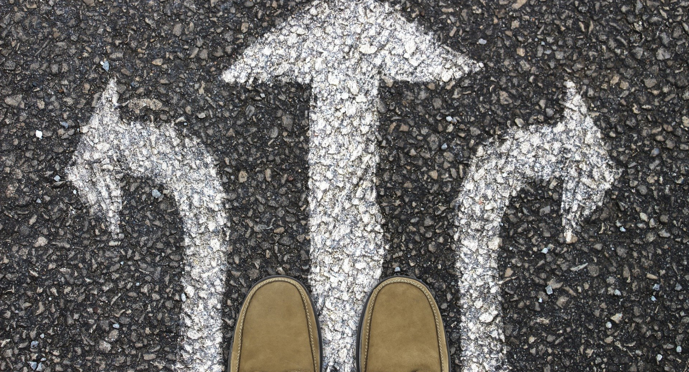 Was ist richtig, was ist falsch, und wer weiß Rat bei moralischen Entscheidungen? Foto: geralt via pixabay (https://pixabay.com/de/photos/weg-f%C3%BC%C3%9Fe-schuhe-stra%C3%9Fenbelag-4610699/, Lizenz: https://pixabay.com/de/service/license/).