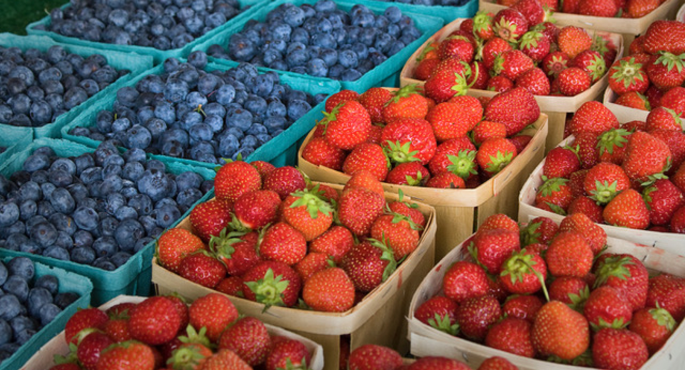 Supermarktbeispiel. Foto: Muffet via wikimedia (https://commons.wikimedia.org/wiki/File:Blueberries_and_strawberries.jpg, Lizenz: https://creativecommons.org/licenses/by/2.0/legalcode).