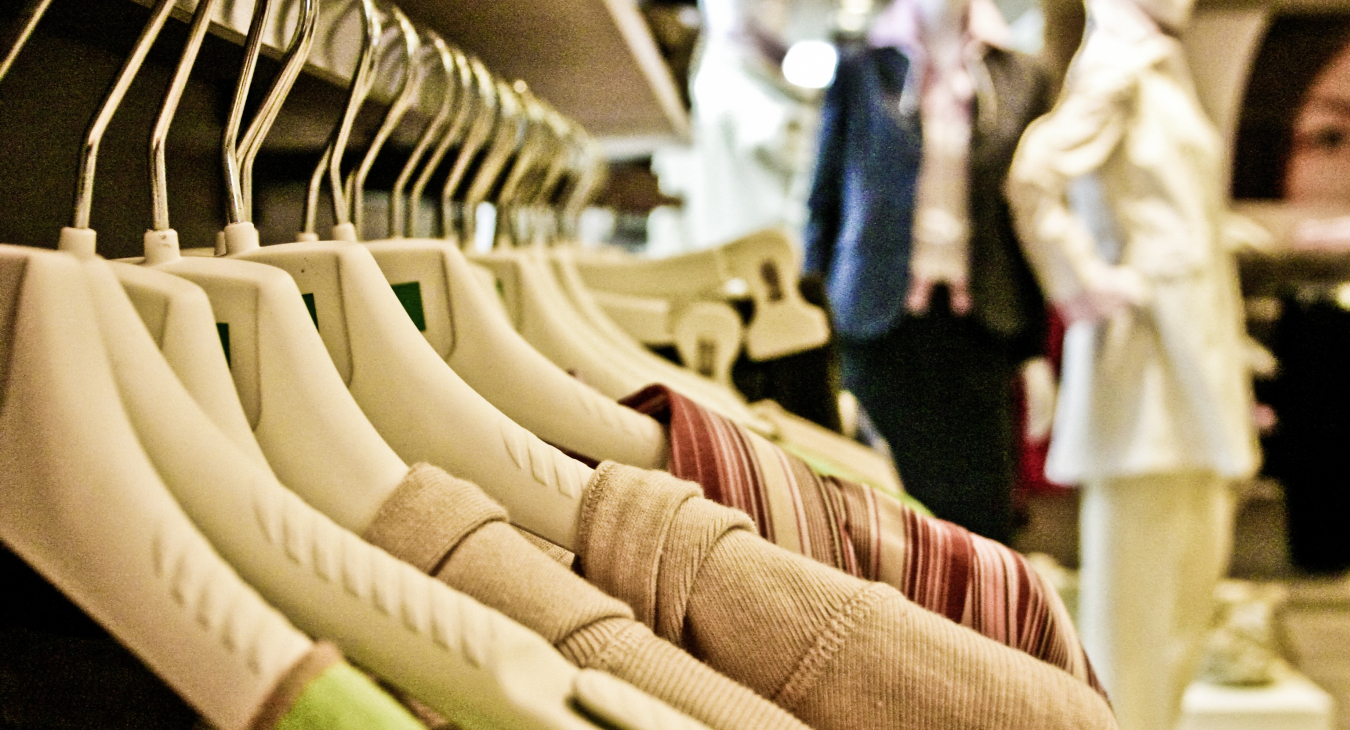 Das Bedürfnis nach Neuem motiviert zum Kauf. Quelle: markusspiske via Pixabay (https://pixabay.com/de/photos/einkaufen-kleidung-shopping-606993/, Lizenz: https://pixabay.com/de/service/license/).