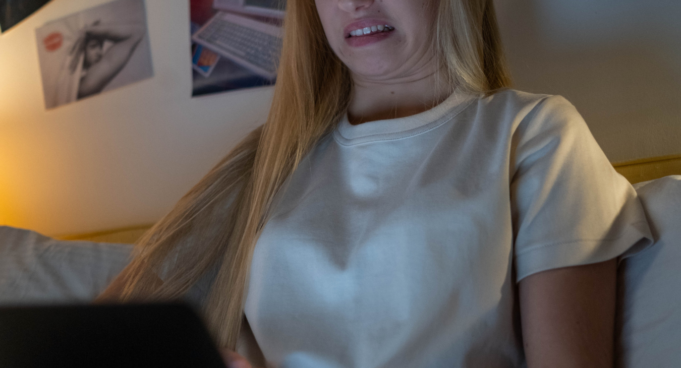 Bild 1: Wenn der Cringe zu stark ist, ist es nur noch unangenehm weiterhinzuschauen.