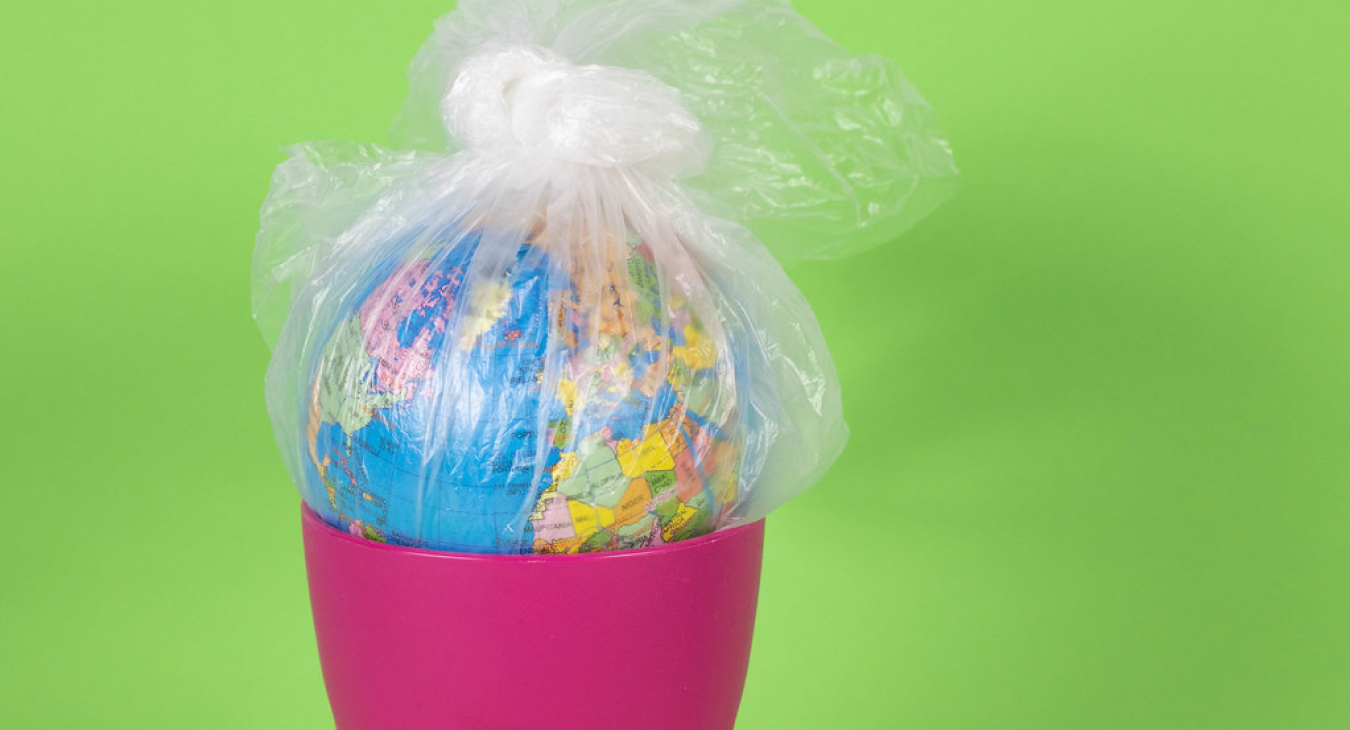 Plastik umhüllt die Welt. Quelle: Marco Verch Professional Photographer and Speaker via flickr (https://www.flickr.com/photos/30478819@N08/43294513040, CC: https://creativecommons.org/licenses/by/2.0/?ref=ccsearch).