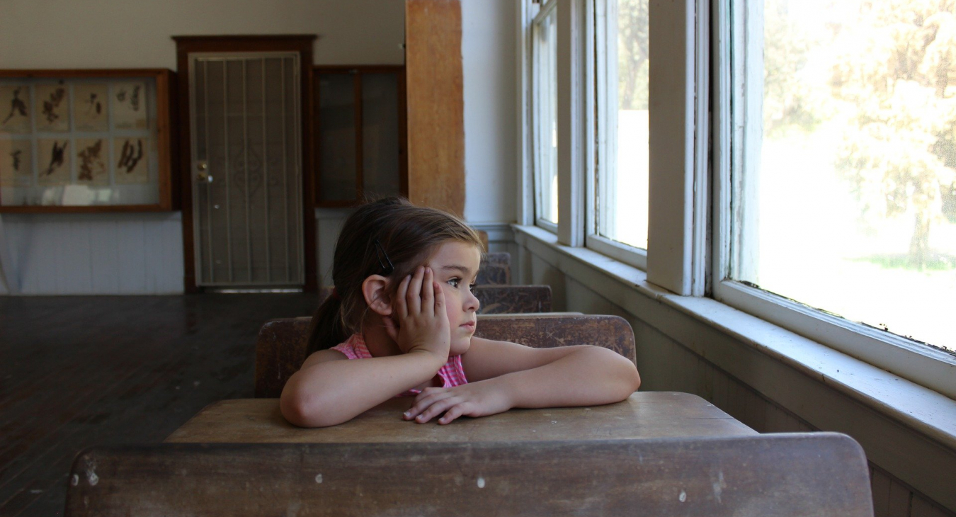 Lehrkräfte sehen das Klassenwiederholen oft als gute Möglichkeit, um leistungsschwache SchülerInnen zu fördern. Quelle: Bild von KokomoCole via Pixaby (https://pixabay.com/photos/child-school-girl-children-830988/)