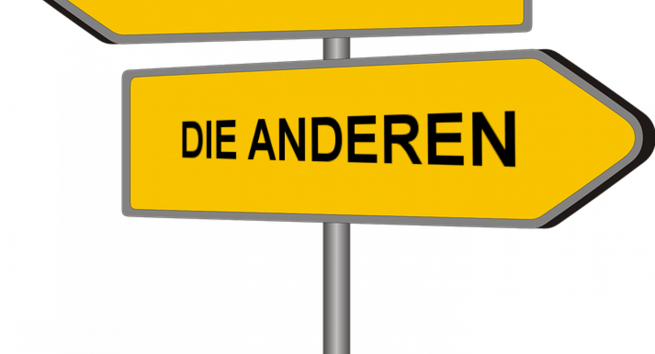 Wir und die anderen; Quelle: CC: https://pixabay.com/de/vectors/wegweiser-wegzeiger-schild-hinweis-230724/