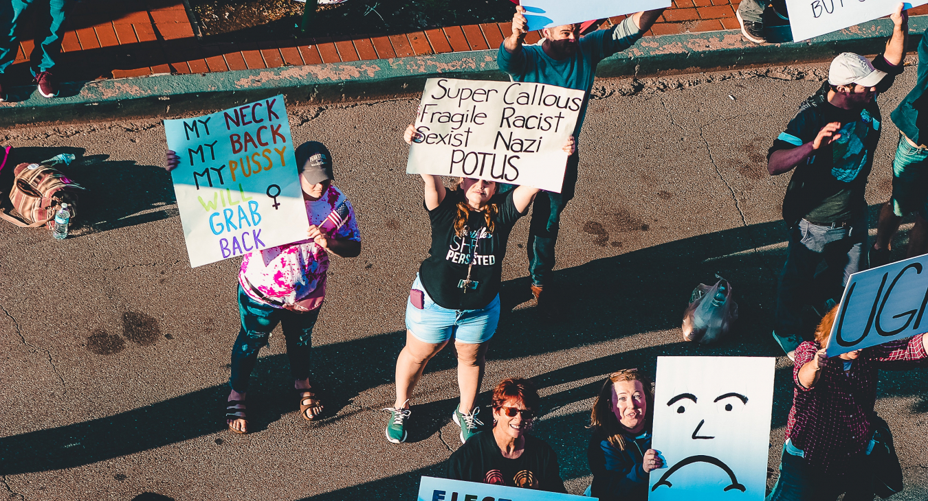 Quelle: Rosemary Ketchum via Pexels (https://www.pexels.com/photo/people-on-street-protesting-about-racism-1464229/), License: (https://www.pexels.com/photo-license/).