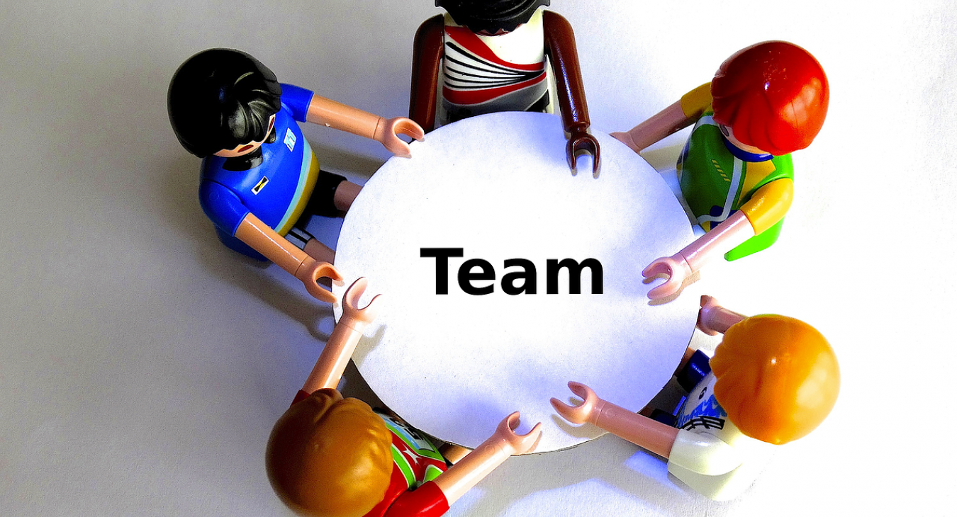 Geflüchtete als neue Kolleg/innen.  Urheber: 422737 via Pixabay (https://pixabay.com/de/team-tisch-playmobil-runder-tisch-451372/); CCO (https://creativecommons.org/publicdomain/zero/1.0/deed.de)