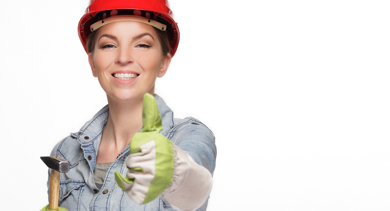 Es ist noch immer selten Frauen in traditionell männlichen Rollen wie Handwerkerin oder Männer in traditionell weiblichen Rollen wie Kindergärtner zu sehen. Die Beobachtung von Männern und Frauen in traditionellen Rollen trägt zur Entwicklung von Selbststereotypen bei. Bild von whitesession via pixabay (https://pixabay.com/de/photos/frau-bauhelm-werkzeug-bauarbeiter-2759503/, CC: https://pixabay.com/de/service/license/)