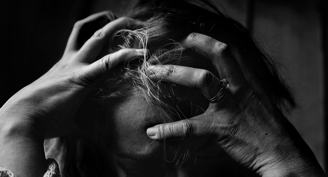 Eine gestresste Person rauft sich die Haare. Bild: Kat Jayne via pexels (https://www.pexels.com/photo/adult-alone-black-and-white-dark-551588/, CC:https://www.pexels.com/photo-license/)
