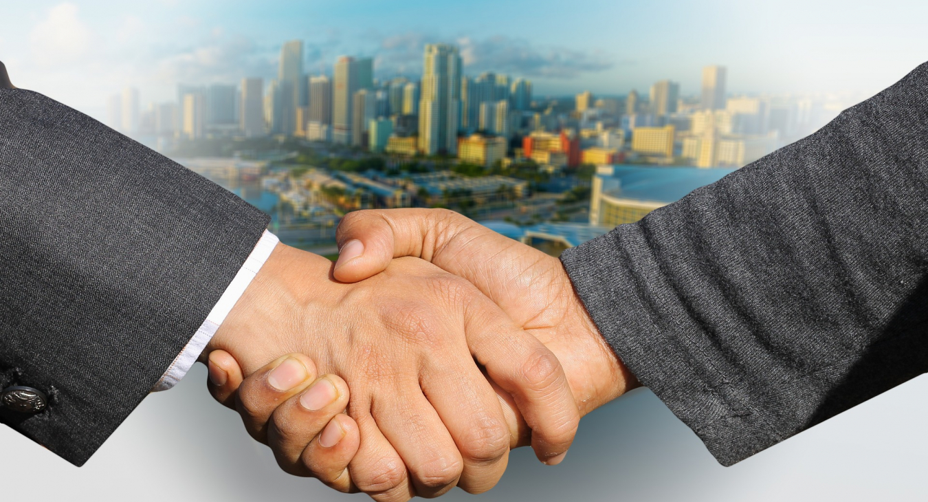 Verhandlungen (Handschlag). Bild: geralt via Pixabay( https://pixabay.com/en/shaking-hands-handshake-skyline-3213665/; CC:https://pixabay.com/de/service/license/).