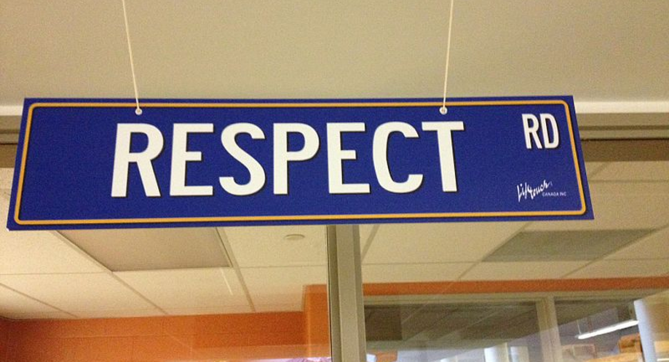 rrafson (https://commons.wikimedia.org/wiki/Category:Respect#/media/File:Respect_rd.jpg), “Sign” (https://creativecommons.org/licenses/by-sa/3.0/) (Abbildung 1 bitte für Übersichtsanzeige verwenden)