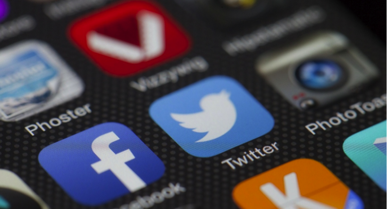 Soziale Netzwerke filtern mittels Algorithmen Informationen für uns. Doch wie tragen wir selbst zu einer solchen Filterblase bei?  Foto von LoboStudioHamburg via pixabay (https://pixabay.com/de/twitter-facebook-miteinander-292988/, Lizenz: https://pixabay.com/de/service/license/).