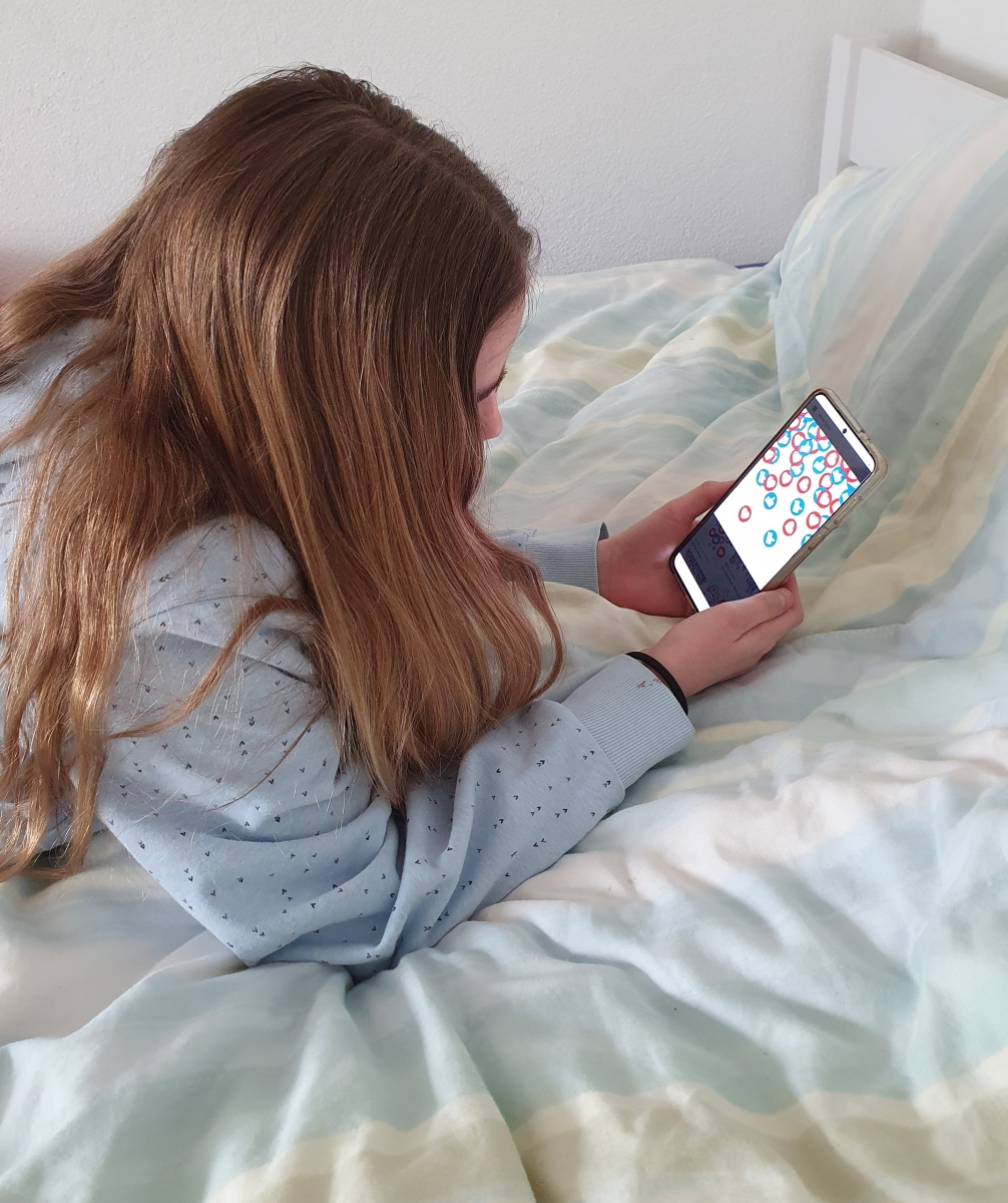 Bild 1: Schlechte Gewohnheit: Der erste Griff nach dem Aufwachen geht zum Smartphone um die Likes zu checken, auch wenn man dadurch zu spät zur Schule kommt. Bild 1: Schlechte Gewohnheit: Der erste Griff nach dem Aufwachen geht zum Smartphone um die Likes zu checken, auch wenn man dadurch zu spät zur Schule kommt.