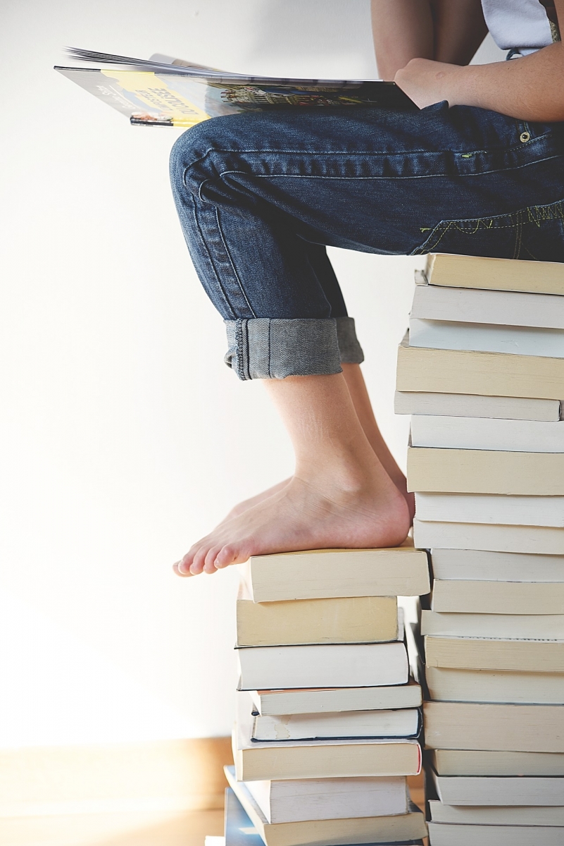 Bild von Pexels via pixabay (https://pixabay.com/en/books-feet-legs-person-reading-1841116/), cc (https://creativecommons.org/publicdomain/zero/1.0/deed.de)