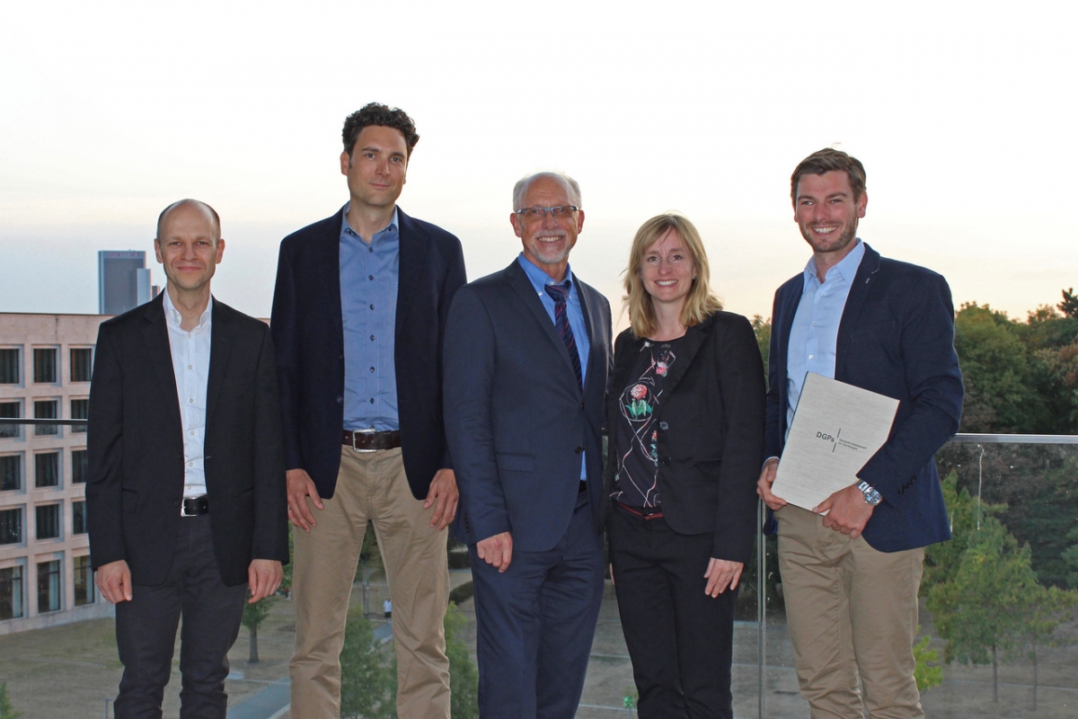 v.l.n.r.: Jan Crusius, Malte Friese, DGPs-Präsident Conny Antoni, Melanie Sauerland, Oliver Genschow (Bild von DGPs)